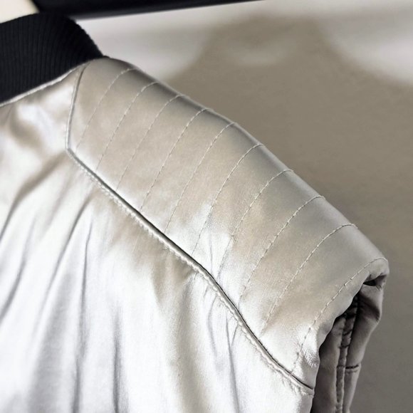 Calvin Klein Men's Silver Puffer Vest Size Large. - Picture 12 of 13